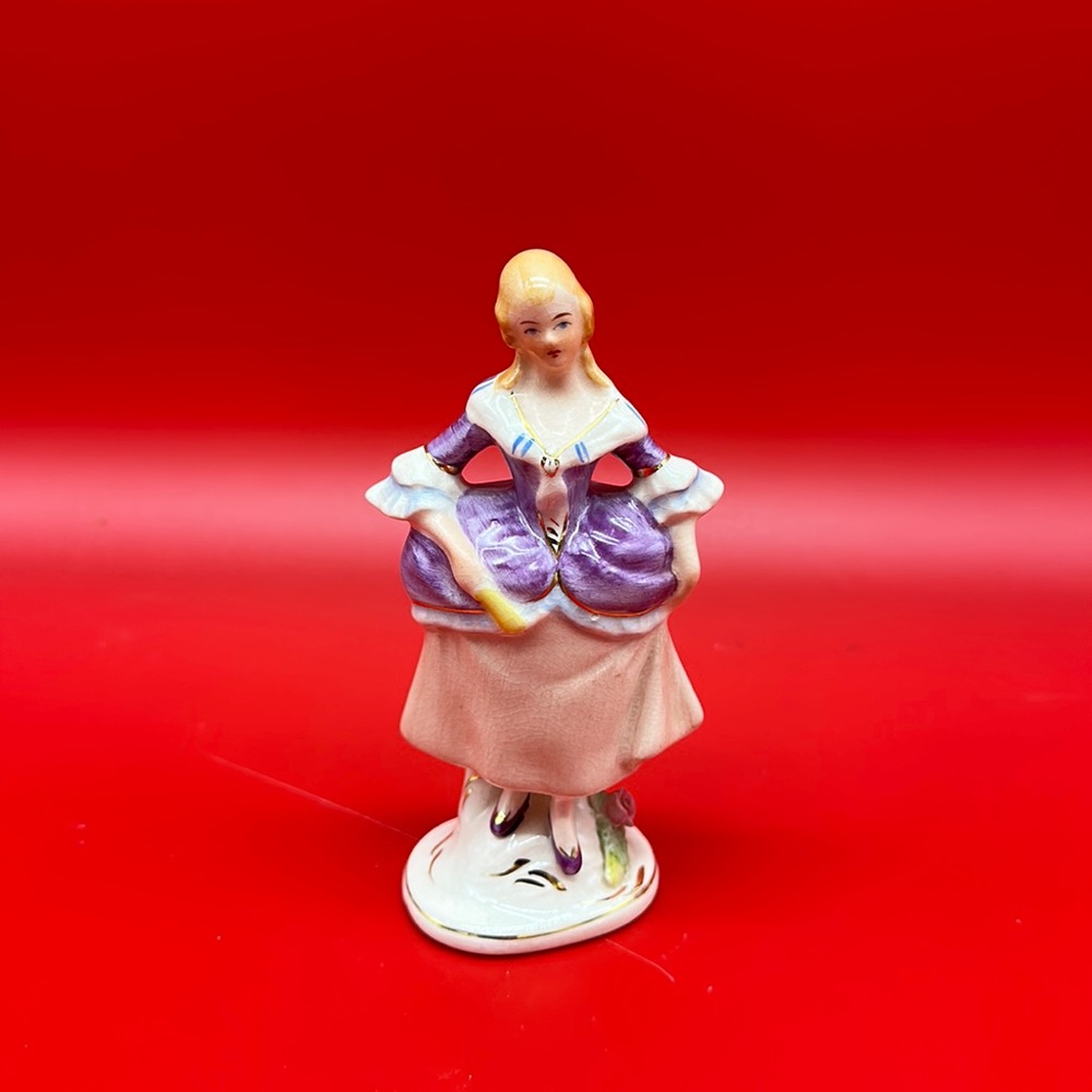 Vintage Coventry made in USA porcelain lady figurine Rosamund 5064A 5.5”